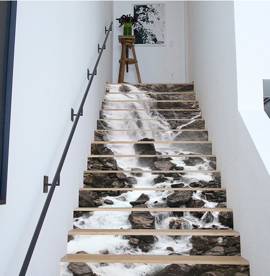 gam màu trắng của bức tường xung quanh cầu thang 3D được trang trí dạng suối nước, bậc màu xám kết hợp với màu xám của đá tự nhiên, hợp lý