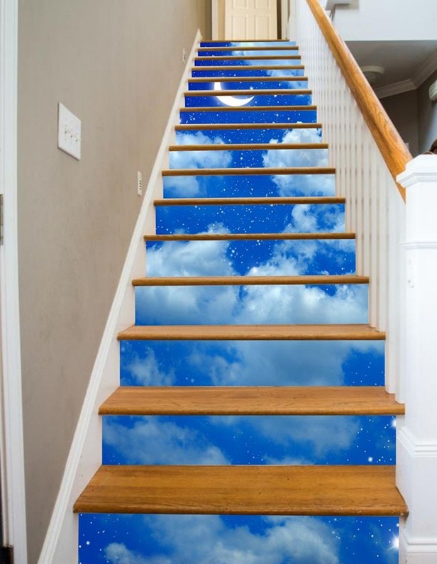 Gam màu xanh của bầu trời, kết hợp với trăng và mây trắng tạo lên một bậc thang 3D cuốn hút mọi ánh nhìn