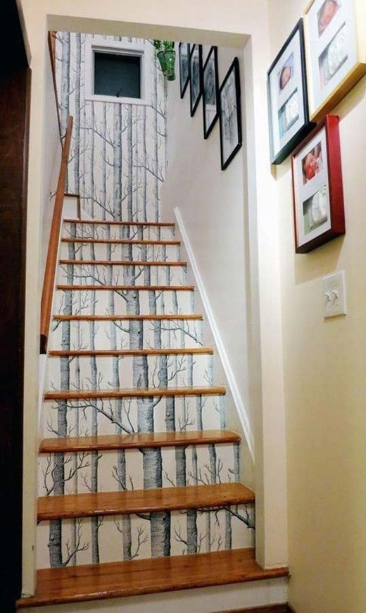 Gam màu trắng được phối với bậc gỗ, tạo lên một bậc thang 3D ấn tượng, phù hợp với bức tường trắng của căn nhà